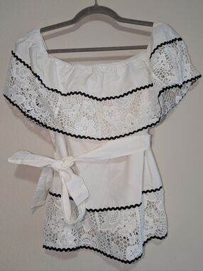 Maybe Wang Off The Shoulder Lace Blouse with Black Trim Size Large